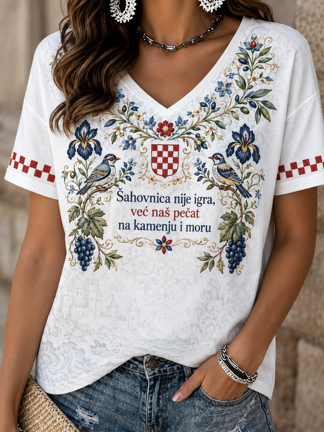 Ženska majica s umjetničkim otiskom hrvatskog cvjetnog motiva za obilježavanje blagdana